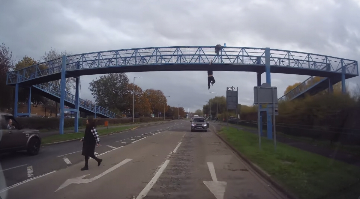 영국 팝스타 맷 존슨이 육교 난간에 매달려 위험천만한 상황에 처한 남성을 구조해 화제다. /사진=맷 존슨 인스타그램