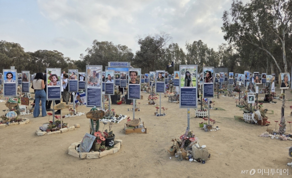 지난 11일(현지시간) 가자지구에서 가까운 이스라엘 서부 노바 음악축제 추모장소에서 사람들이 하마스(팔레스타인 무장정파) 공격의 희생자들을 추모하고 있다. /사진=김주동 기자