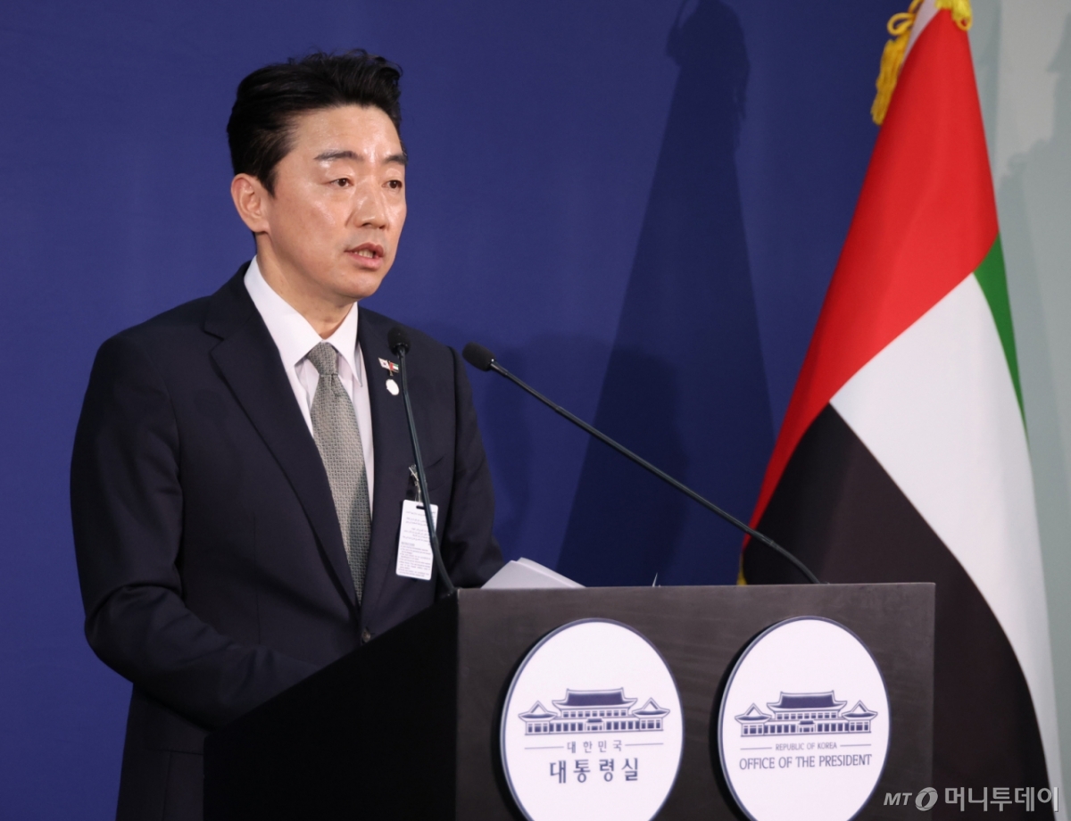 [아부다비=뉴시스] 최동준 기자 = 강훈식 대통령비서실장이 18일(현지 시간) 아랍에미리트(UAE) 아부다비 한 호텔 한국프레스센터에서 이재명 대통령 전략경제협력 특사 성과 관련 브리핑을 하고 있다. 2025.11.18. photocdj@newsis.com /사진=