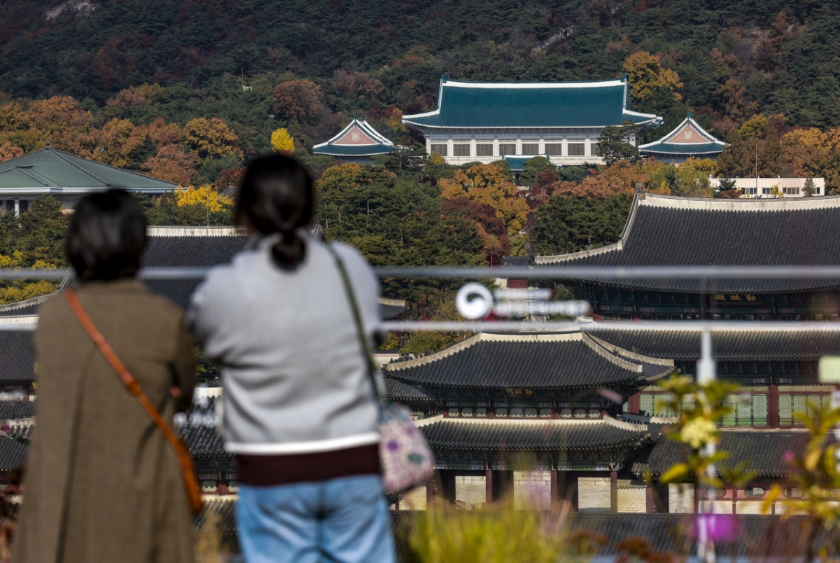 지난 11일 서울 종로구 대한민국역사박물관 전망대에서 청와대가 보이고 있다. 대통령실은 12월 14일 전후 서울 용산에 있는 대통령 집무실 등을 청와대로 이전할 것으로 전해졌다.  /사진=뉴시스.