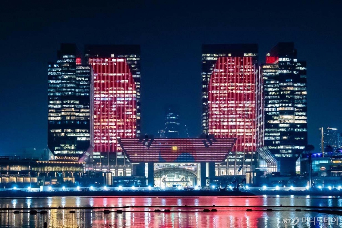 [아부다비=뉴시스] 최동준 기자 = 17일 아랍에미리트(UAE) 아부다비 글로벌 마켓(ADGM) 건물에 이재명 대통령 국민 방문에 대한 환영으로 태극기 조명이 점등되어 있다. (사진=대통령실 제공) 2025.11.18. photo@newsis.com *재판매 및 DB 금지 /사진=