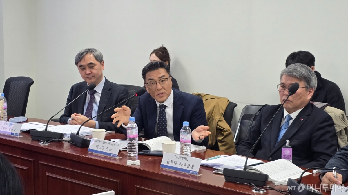 배장환 좋은삼선병원 심혈관중재시술연구소장이 19일 서울 여의도 국회에서 열린 '심장질환 법·제도 공백 해소' 목적의 정책 토론회에서 발언하고 있다. /사진=홍효진 기자