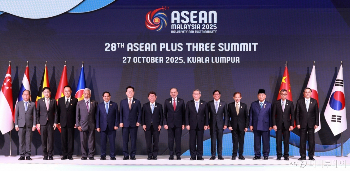 이재명(왼쪽 여섯번째) 대통령이 지난달 27일(현지 시간) 말레이시아 쿠알라룸푸르 컨벤션 센터에서 열린 아세안+3(한중일) 정상회의에서 각국 참석자들과 기념촬영을 하고 있다.  왼쪽부터 하우 칸 솜 미얀마 외교부 사무차관, 로런스 웡 싱가포르 총리, 아누틴 찬위라꾼 태국 총리, 사나나 구스마오 동티모르 총리, 팜 민 찐 베트남 총리, 이 대통령, 모테기 도시미쓰 일본 외무대신, 안와르 이브라힘 말레이시아 총리, 리창 중국 총리, 페르디난드 마르코스 필리핀 대통령, 하사날 볼키아 브루나이 국왕, 프라보워 수비안토 인도네시아 대통령, 헝쭈은 나론 캄보디아 교육부 장관, 손싸이 시판돈 라오스 총리./사진=뉴시스