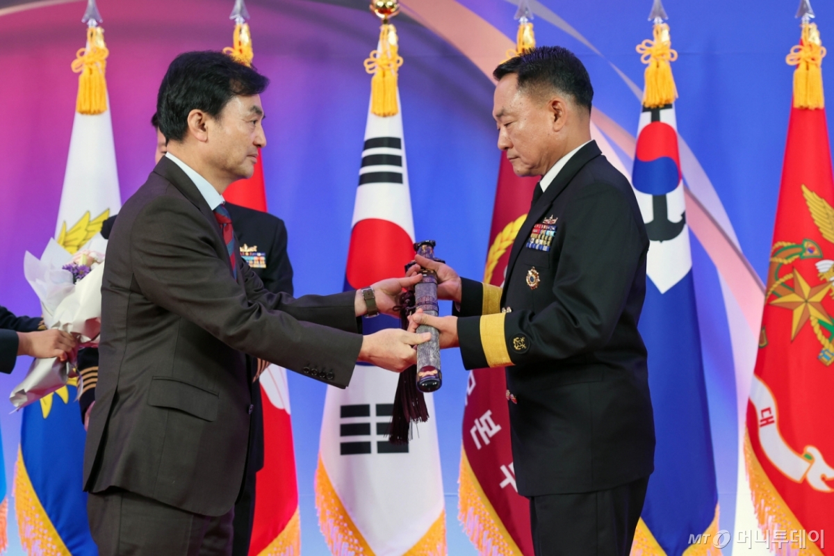 (서울=뉴스1) = 안규백 국방부 장관이 19일 서울 용산 국방컨벤션에서 열린 준장 진급·진급예정자 삼정검 수여식에 참석해, 수여자에게 삼정검을 전달하고 있다. (국방부 제공. 재판매 및 DB 금지) 2025.11.19/뉴스1 Copyright © 뉴스1. All rights reserved. 무단 전재 및 재배포, AI학습 이용 금지.