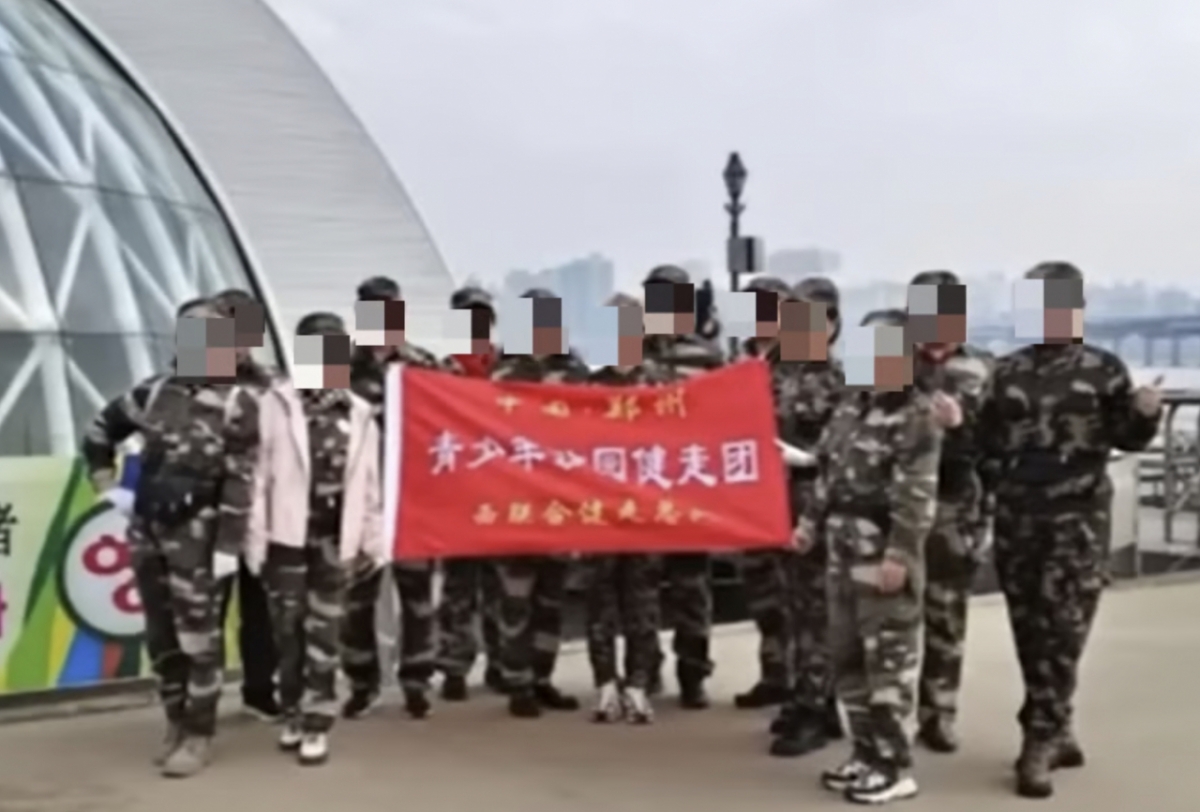 서울 한강공원에 군복 차림의 중국인들이 행진하는 모습이 온라인 상에 퍼지며 논란이 되고 있다./사진=SNS 