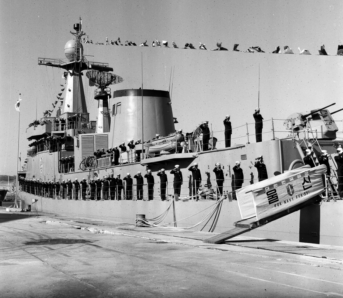 1980년 진행된 첫 국산 전투함 '울산함' 인도·명명식 모습./사진제공=HD현대