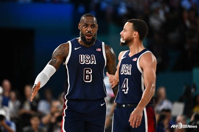 르브론 제임스(왼쪽)와 스테판 커리. /AFPBBNews=뉴스1