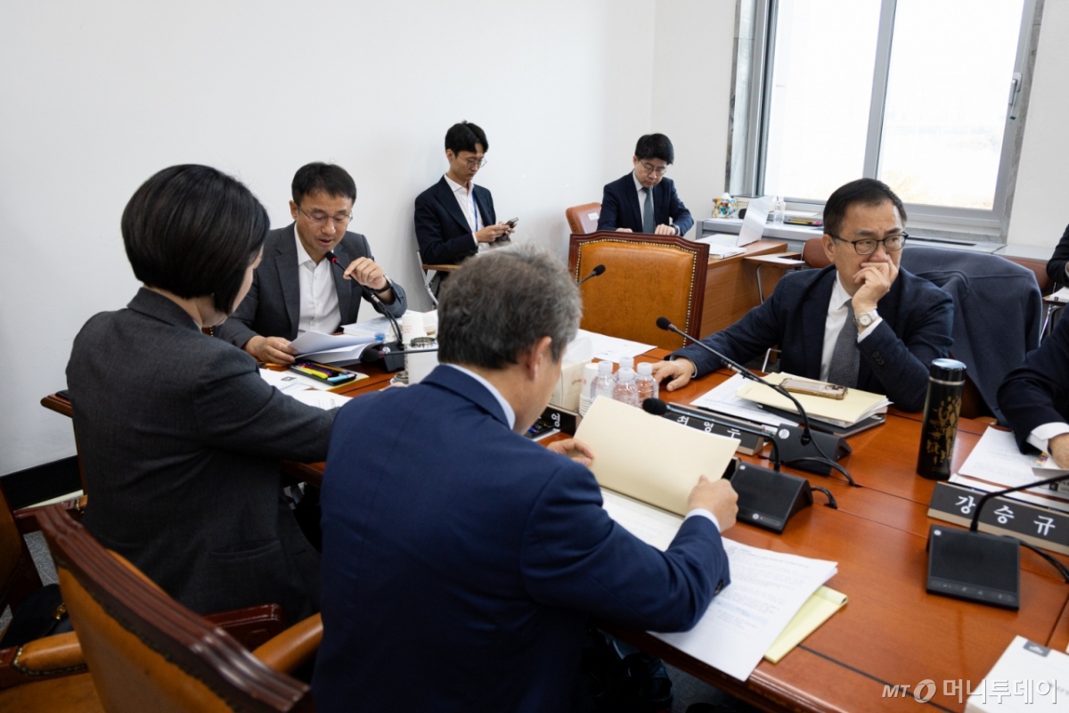 (서울=뉴스1) 유승관 기자 = 한병도 국회 예산결산특별위원장이 19일 서울 여의도 국회에서 열린 제429회 국회(정기회) 제3차 예산안등조정소위원회를 주재하고 있다. 2025.11.19/뉴스1  Copyright © 뉴스1. All rights reserved. 무단 전재 및 재배포,  AI학습 이용 금지. /사진=(서울=뉴스1) 유승관 기자