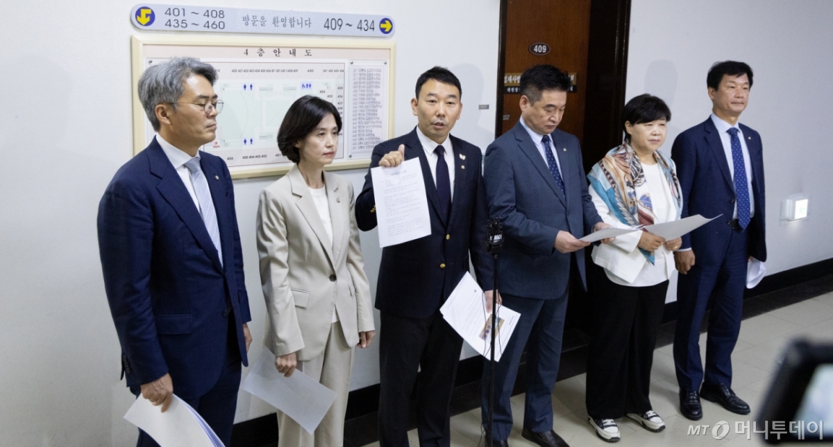 (서울=뉴스1) 이승배 기자 = 16일 서울 여의도 국회에서 법제사법위원회 감사원 등에 대한 국정감사가 중지된 뒤 김용민 더불어민주당 간사를 비롯한 위원들이 전일 대법원 현장감사에 관한 입장을 밝히고 있다. 2025.10.16/뉴스1 Copyright © 뉴스1. All rights reserved. 무단 전재 및 재배포, AI학습 이용 금지. /사진=(서울=뉴스1) 이승배 기자