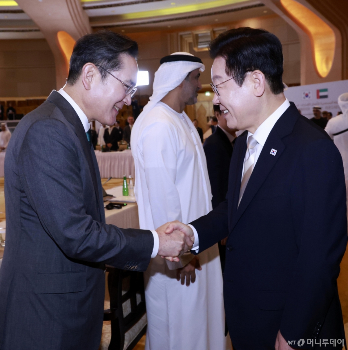 [아부다비=뉴시스] 최동준 기자 = 아랍에미리트(UAE)를 국빈 방문 중인 이재명 대통령이 19일(현지 시간) 아부다비 한 호텔에서 열린 한-UAE 비즈니스 라운드테이블에서 이재용 삼성전자 회장과 악수하고 있다. 2025.11.19. photocdj@newsis.com /사진=최동준