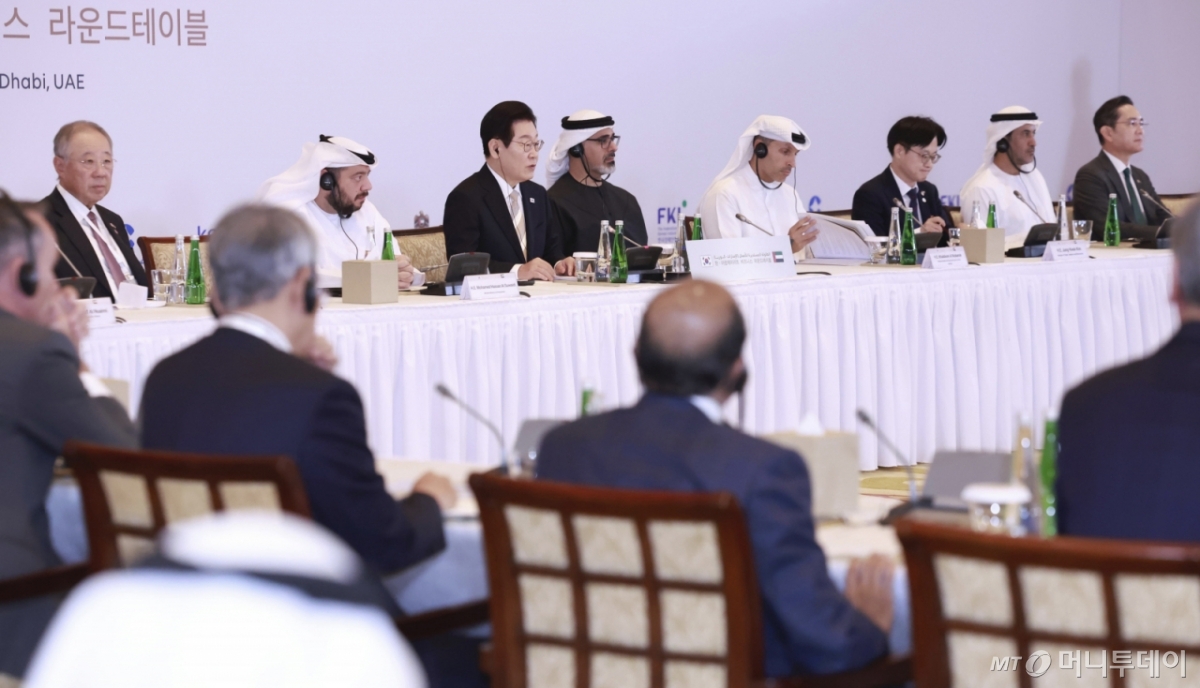 [아부다비=뉴시스] 최동준 기자 = 아랍에미리트(UAE)를 국빈 방문 중인 이재명 대통령이 19일(현지 시간) 아부다비 한 호텔에서 열린 한-UAE 비즈니스 라운드테이블에서 발언하고 있다. 2025.11.19. photocdj@newsis.com /사진=최동준