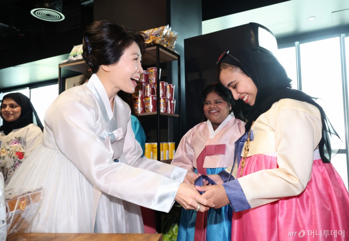 [아부다비=뉴시스] 최동준 기자 = 김혜경 여사가 19일(현지 시간) 아부다비 주UAE한국문화원에서 열린 할랄 K-푸드 홍보행사에서 관계자들과 인사를 하고 있다. 2025.11.19. photocdj@newsis.com /사진=