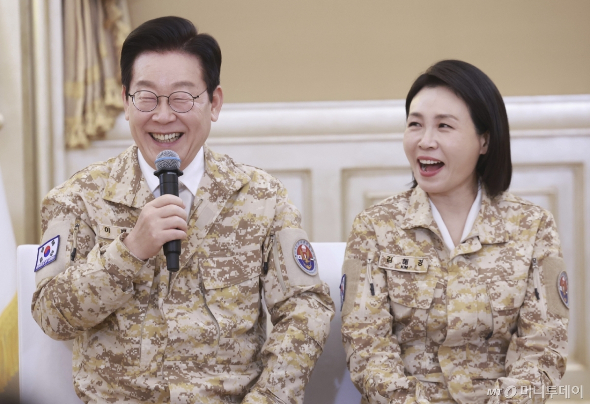 [아부다비=뉴시스] 최동준 기자 = 아랍에미리트(UAE)를 국빈 방문 중인 이재명 대통령이 19일(현지 시간) 아부다비 한 호텔에서 열린 아크부대 장병 격려 행사에서 인사말을 하고 있다. 2025.11.19. photocdj@newsis.com /사진=최동준