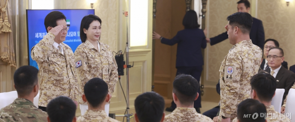 [아부다비=뉴시스] 최동준 기자 = 아랍에미리트(UAE)를 국빈 방문 중인 이재명 대통령이 19일(현지 시간) 아부다비 한 호텔에서 열린 아크부대 장병 격려 행사에서 임지경 아크부대장의 경례를 받고 있다. 2025.11.19. photocdj@newsis.com /사진=최동준