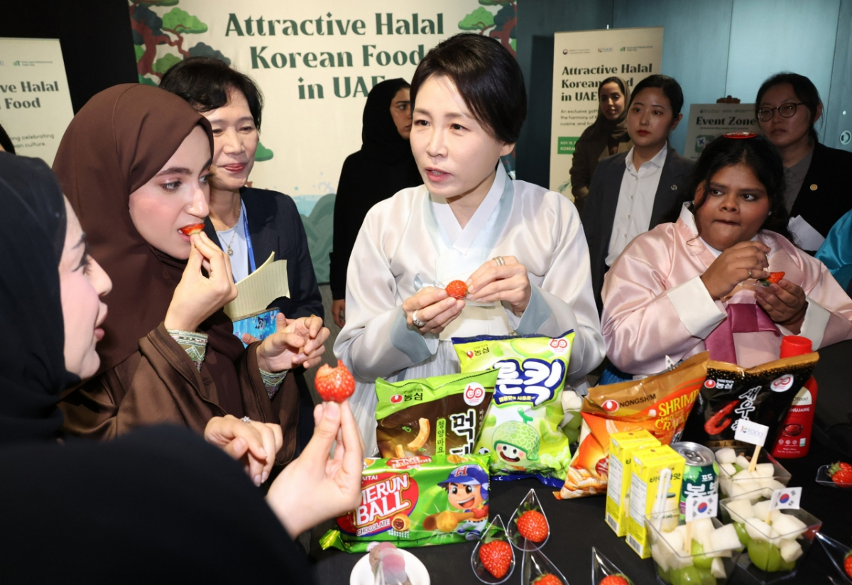 김혜경 여사가 19일 아부다비 UAE한국문화원에서 열린 할랄 K푸드 홍보행사에서 참석자들과 한국 식품에 대해 대화하고 있다. /아부다비(UAE)=뉴시스