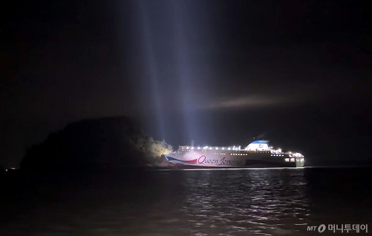 19일 오후 8시 16분쯤 전남 신안군 장산면 족도에 260여명이 탑승한 여객선이 좌초돼 해경이 구조 작업을 벌이고 있다./사진=뉴스1