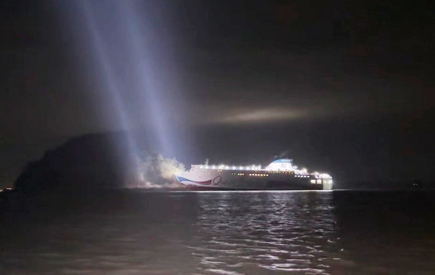 19일 전남 신안군 장산면 족도에 260여명이 탑승한 여객선이 좌초돼 해경이 구조 작업을 벌이고 있다. /사진 = 해경 제공