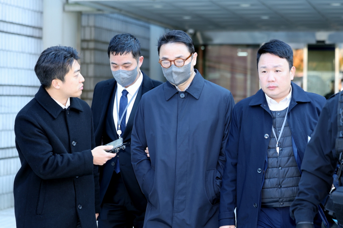 양평 공흥지구 개발 특혜 의혹에 연루된 김건희 여사의 오빠 김진우씨가 지난 19일 서울 서울 서초구 서울중앙지법에서 열린 구속 전 피의자 심문(영장실질심사)을 마친 뒤 법원을 빠져나가고 있다. /사진=뉴스1