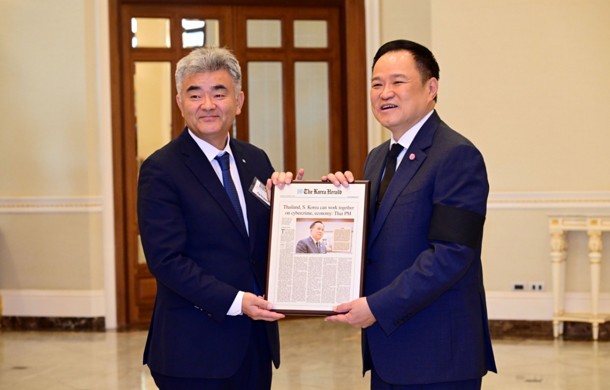 정원주 대우건설 회장(왼쪽)과 태국 아누틴 찬위라꾼 총리(오른쪽)가 면담 후 기념촬영을 하고 있다./사진제공=대우건설