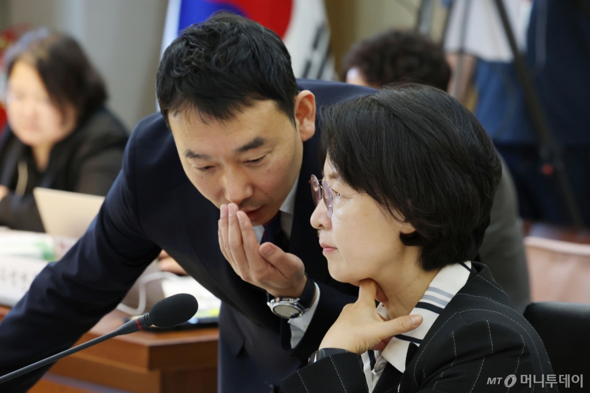 (서울=뉴스1) 이광호 기자 = 17일 오전 서울 종로구 헌법재판소에서 열린 국회 법제사법위원회의 헌법재판소, 헌법재판연구원에 대한 국정감사에서 추미애 위원장과 김용민 더불어민주당 간사가 대화하고 있다. 2025.10.17/뉴스1 Copyright © 뉴스1. All rights reserved. 무단 전재 및 재배포, AI학습 이용 금지. /사진=(서울=뉴스1) 이광호 기자