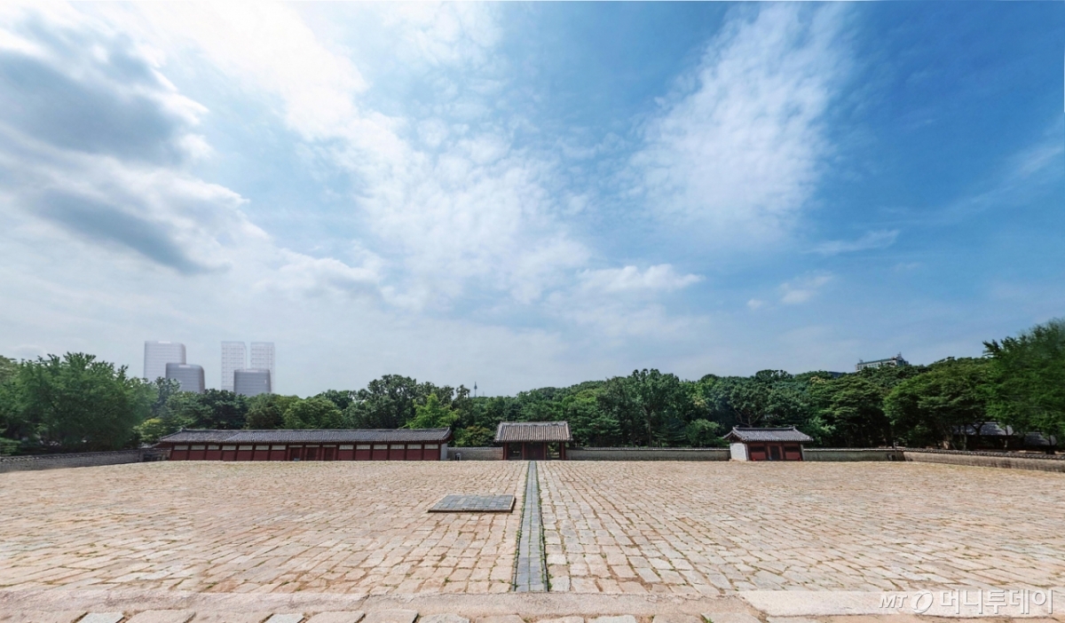 (서울=뉴스1) = 오세훈 서울시장이 18일 서울시의회에서 열린 제333회 정례회 시정질문에서 김규남 국민의힘 시의원의 서울 종로구 종묘 앞 세운4구역 재개발 논란 질의에 "시뮬레이션을 해보니 그렇게 압도적으로 눈 가리고 숨 막히게 하고 기를 누를 정도의 압도적 경관은 전혀 아니다"라고  강조했다.   사진은 이날 오 시장이 공개한 종묘 정전 상월대에서 세운지구를 바라본 재개발 시뮬레이션 3D 이미지. (서울시 제공, 재판매 및 DB 금지) 2025.11.18/뉴스1  Copyright © 뉴스1. All rights reserved. 무단 전재 및 재배포,  AI학습 이용 금지. /사진=(서울=뉴스1)