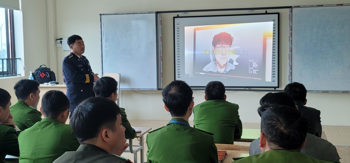 2022년 베트남에서 ODA사업 영상분석 전문가로 파견된 심 경감 모습. /사진제공=충북경찰청.