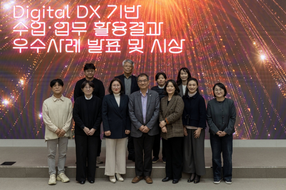 김성찬 인하공전 총장(앞줄 가운데)이 'Digital DX 기반 우수사례 발표회' 입상자들과 기념촬영하고 있다./사진제공=인하공전