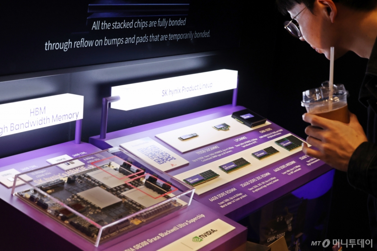 (서울=뉴스1) 황기선 기자 = 3일 서울 강남구 코엑스에서 열린 ‘SK AI서밋 2025’에서 관람객들이 SK하이닉스 제품 라인업을 살펴보고 있다. 2025.11.3/뉴스1  Copyright © 뉴스1. All rights reserved. 무단 전재 및 재배포,  AI학습 이용 금지. /사진=(서울=뉴스1) 황기선 기자