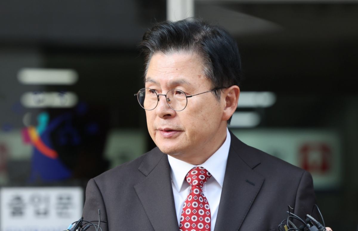 황교안 전 국무총리가 20일 오후 서울 양천구 서울남부지방법원에서 열린 국회 '패스트트랙 충돌' 사건 선고 기일을 마친 뒤 법정을 나서고 있다.   사건 당시 자유한국당 대표 였던 황 전 총리는 이날 벌금 1900만원을 선고 받았다./사진=뉴시스.