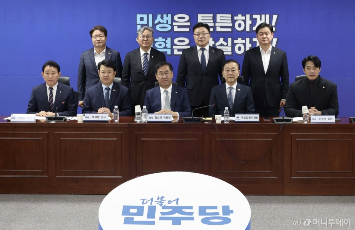 [서울=뉴시스] 조성봉 기자= 맹성규 국회 국토교통위원장과 김윤덕 국토교통부 장관을 비롯한 참석자들이 20일 오전 서울 여의도 국회 의원회관에서 열린 국정과제 3대 핵심입법 추진을 위한 국토교통부 당정협의회에서 기념 촬영을 하고 있다.다.2025.11.20.suncho21@newsis.com /사진=조성봉