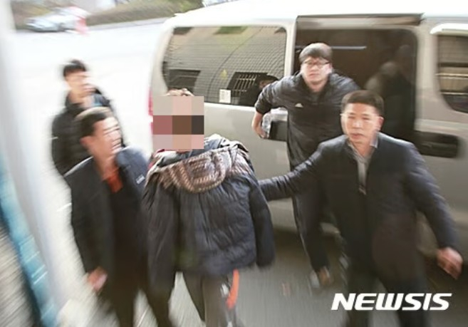 2016년 11월 17일 전주지검 군산지청은 '익산 약촌오거리 택시기사 살인사건'의 진범으로 지목된 피의자 김모(38)씨를 경기도 용인에서 체포해 압송하고 있다. /사진=뉴시스