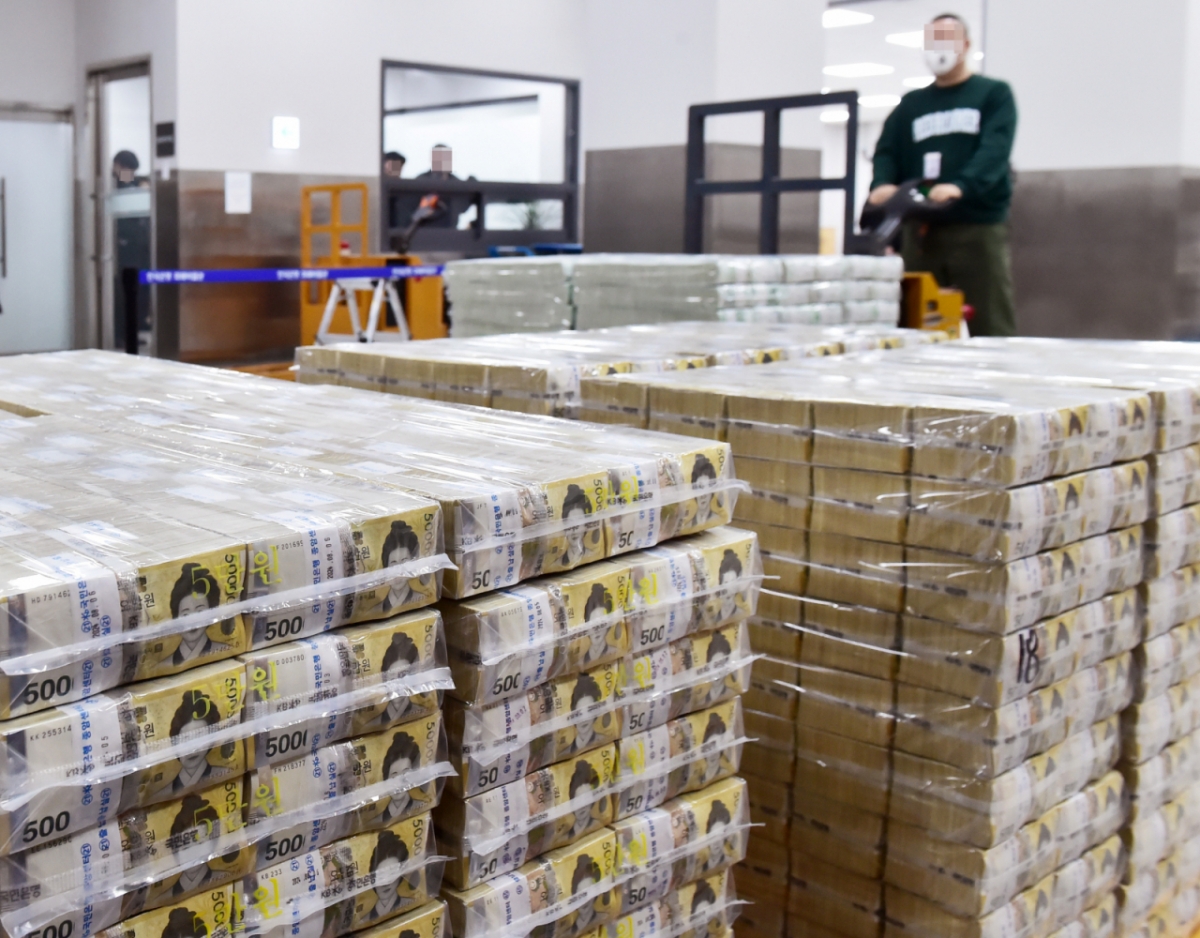 민족 대명절인 설(구정) 연휴가 다가오는 가운데 14일 서울 중구 남대문로 한국은행 본점에서 현금운송 관계자들이 시중은행에 공급될 명절 자금 방출 작업을 하고 있다.  한은은 1년에 2차례 민족 명절인 설과 추석을 앞두고 시중은행에 신권을 공급하는 방출작업을 진행하고 있다. /사진=임한별(머니S)