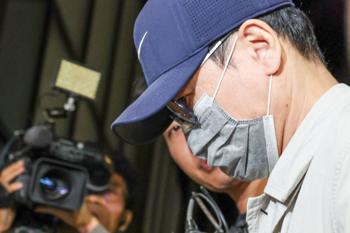 삼부토건 주가조작 의혹 사건의 '키맨' 이기훈씨가 목포에서 체포돼 지난 9월11일 서울 종로구 김건희 특검팀으로 호송되어 오고 있다. /사진=뉴시스