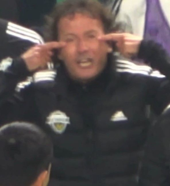 타노스 전북 현대 코치가 지난 9일 대전하나시티즌전에서 김우성 심판을 향해 제스처를 취하는 모습. /사진=한국프로축구심판협의회 제공 영상 캡처