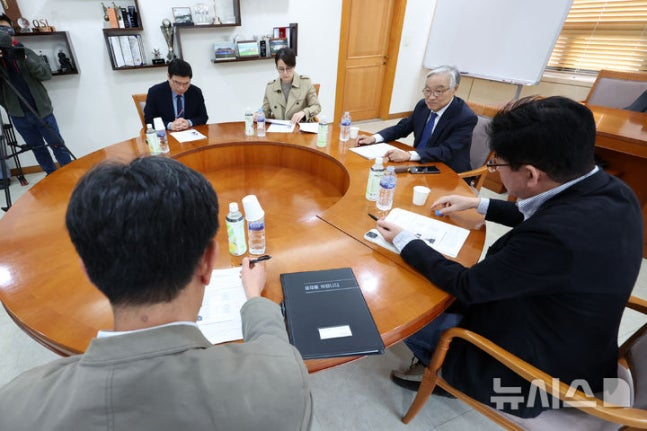 조남돈(오른쪽 두 번째) 한국프로축구연맹 상벌위원장이 21일 오후 서울 종로구 축구회관에서 사회관계망서비스(SNS)를 통해 심판 판정에 불만을 제기한 거스 포옛 전북 현대 감독에 대한 징계 여부 논의를 위해 열린 상벌위원회를 주재하고 있다. /사진=뉴시스