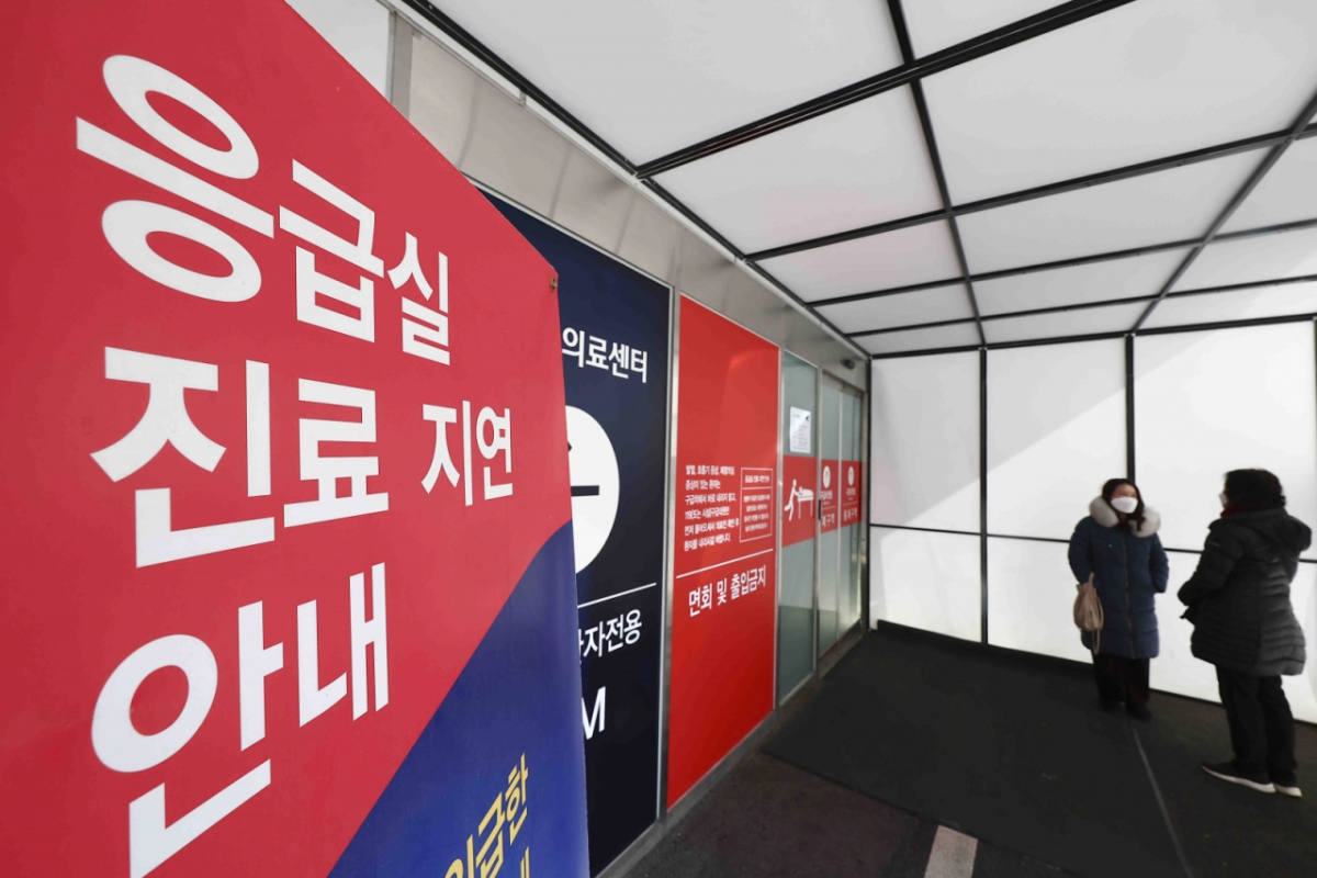 지난 2월9일 서울 시내의 한 대학병원 응급실 앞에 환자들이 대기하고 있다./사진= 뉴시스 