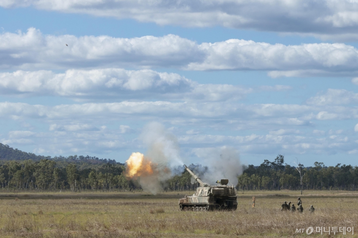 [서울=뉴시스] 해병대는 지난 3일부터 27일까지 호주 북동부 일대에서 미국, 호주 등과 함께 2025년 탈리스만 세이버 연합훈련에 참가해 연합작전 수행능력을 향상했다.  사진은 2025 탈리스만 세이버 훈련 간 K-9 자주포가 호주 훈련장 일대에서 사격 훈련을 실시하고 있다. (사진=해병대사령부 제공) 2025.07.28. photo@newsis.com *재판매 및 DB 금지 /사진=류현주