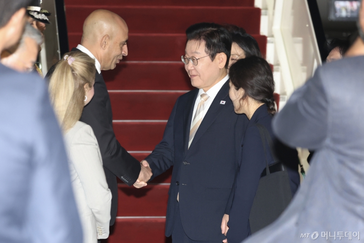 [카이로=뉴시스] 최동준 기자 = 이집트를 공식 방문한 이재명 대통령이 19일(현지 시간) 카이로 국제공항에서 환영 인사들과 인사하고 있다. 2025.11.20. photocdj@newsis.com /사진=