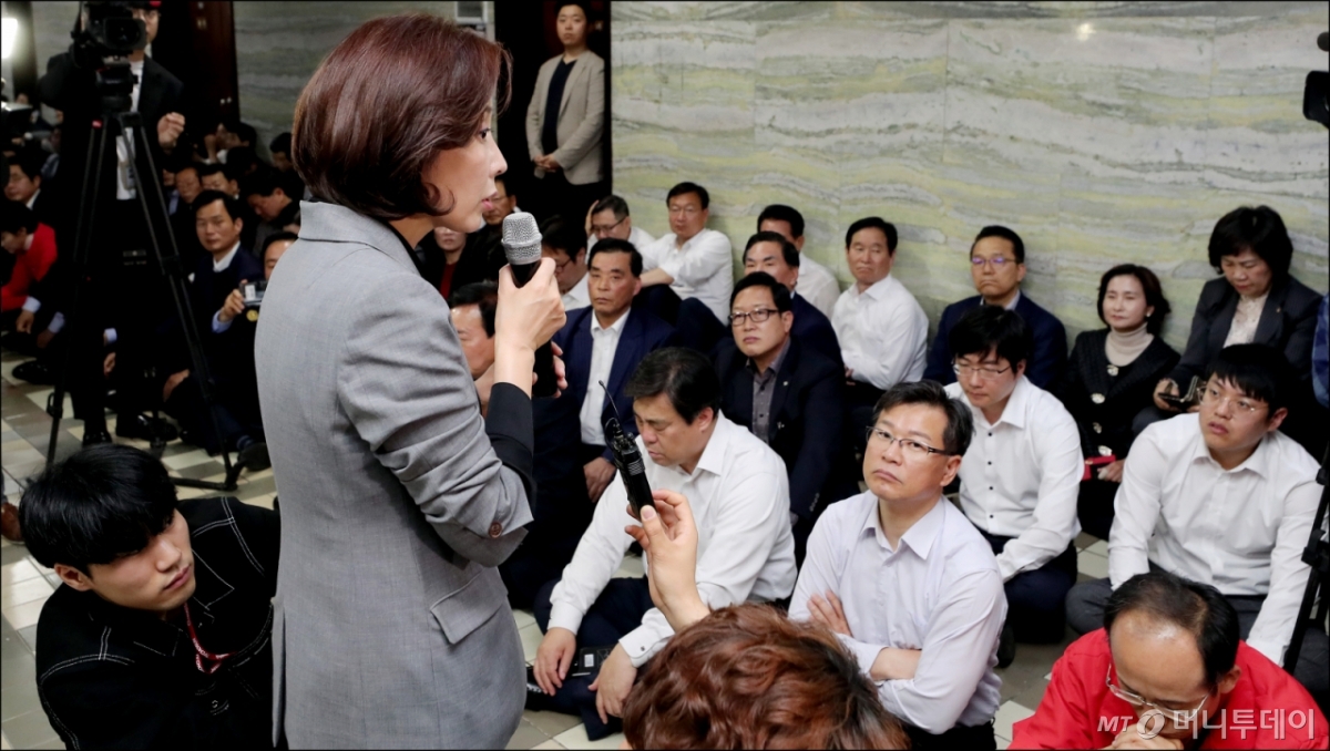 나경원 자유한국당 원내대표가 26일 오전 서울 여의도 국회 의안과 앞에서 선거제 개편안과 사법제도 개혁안의 패스트트랙 지정을 반대하는 발언을 하고 있다.