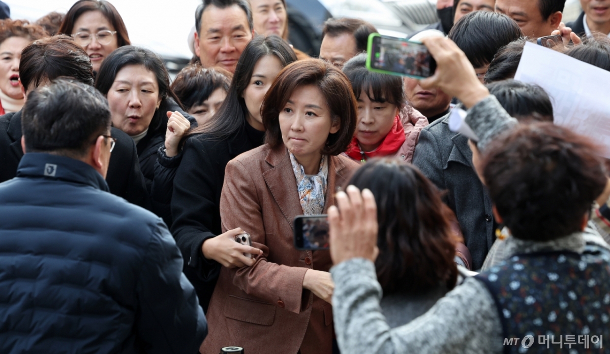 (서울=뉴스1) 박지혜 기자 = 나경원 국민의힘 의원이 20일 서울 양천구 남부지법에서 열린 '자유한국당 패스트트랙(신속처리안건) 충돌 사건' 1심 선고 공판에 출석하고 있다. 2025.11.20/뉴스1  Copyright © 뉴스1. All rights reserved. 무단 전재 및 재배포,  AI학습 이용 금지. /사진=(서울=뉴스1) 박지혜 기자