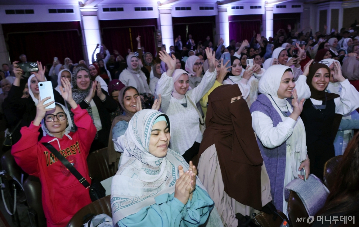 [카이로=뉴시스] 최동준 기자 = 카이로대학교 학생들이 20일(현지 시간) 이집트 카이로대학교에서 열린 이재명 대통령의 '함께 여는 빛나는 미래' 연설을 들으며 이 대통령에게 인사하고 있다. 2025.11.21. photocdj@newsis.com /사진=