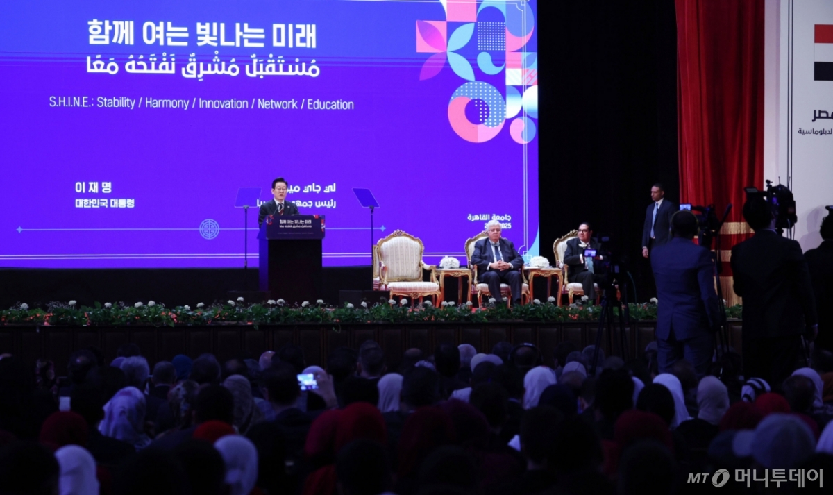 [카이로=뉴시스] 최동준 기자 = 이집트를 공식 방문 중인 이재명 대통령이 20일(현지 시간) 카이로대학교에서 '함께 여는 빛나는 미래'라는 주제로 연설하고 있다. 2025.11.21. photocdj@newsis.com /사진=