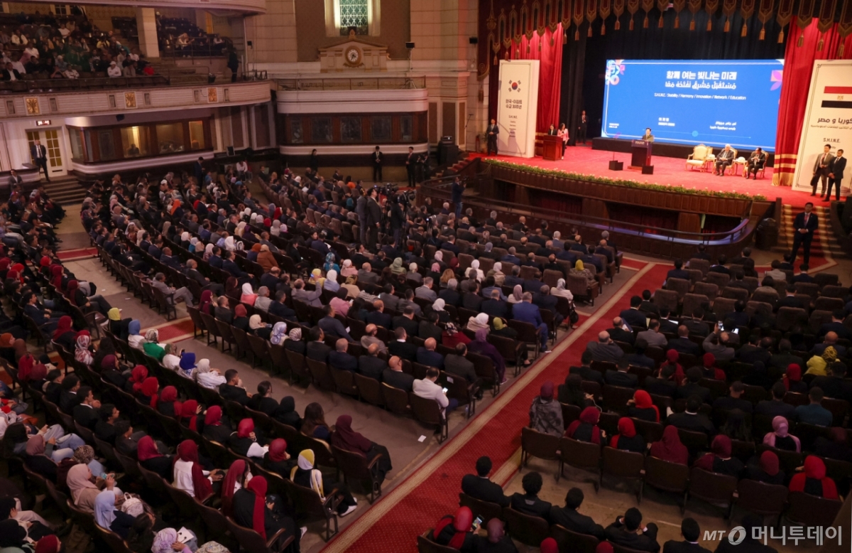 [카이로=뉴시스] 최동준 기자 = 이집트를 공식 방문 중인 이재명 대통령이 20일(현지 시간) 카이로대학교에서 '함께 여는 빛나는 미래'라는 주제로 연설하고 있다. 2025.11.21. photocdj@newsis.com /사진=