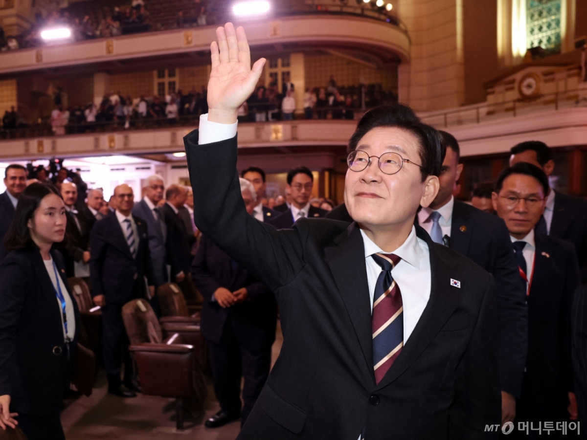 [카이로=뉴시스] 최동준 기자 = 이집트를 공식 방문 중인 이재명 대통령이 20일(현지 시간) 카이로대학교에서 '함께 여는 빛나는 미래'라는 주제로 연설을 마친 뒤 인사하고 있다. 2025.11.21. photocdj@newsis.com /사진=최동준