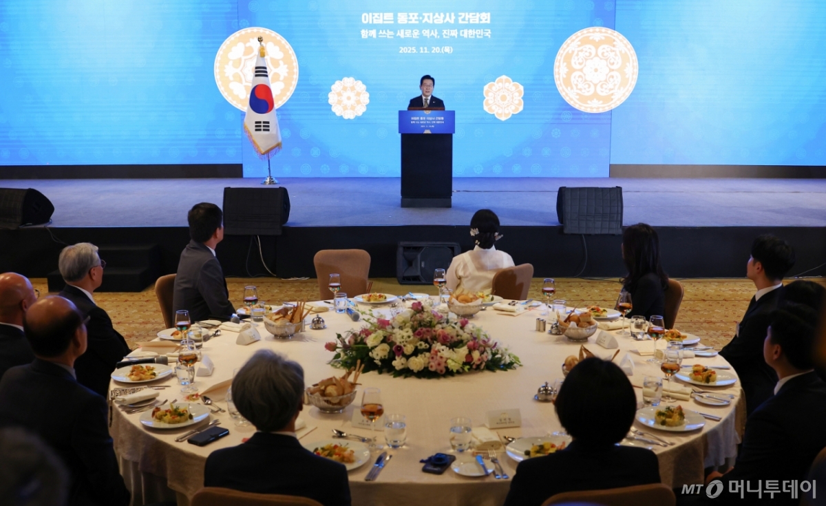 [카이로=뉴시스] 최동준 기자 = 이집트를 공식 방문 중인 이재명 대통령이 20일(현지 시간) 카이로 한 호텔에서 열린 이집트 동포·지상사 간담회에서 인사말을 하고 있다. 2025.11.21. photocdj@newsis.com /사진=