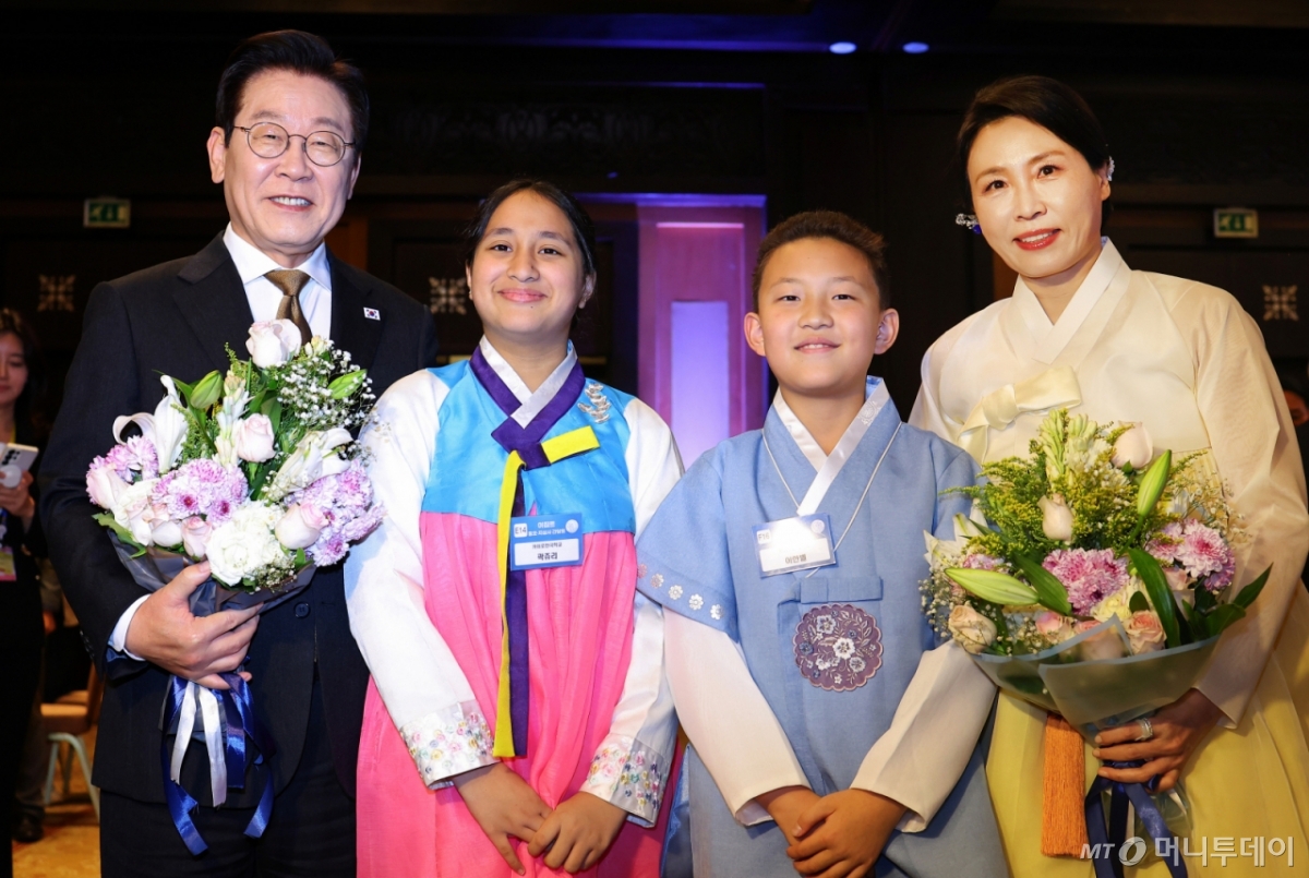 [카이로=뉴시스] 최동준 기자 = 이집트를 공식 방문 중인 이재명 대통령과 김혜경 여사가 20일(현지 시간) 카이로 한 호텔에서 열린 이집트 동포·지상사 간담회에서 화동들과 기념촬영을 하고 있다. 2025.11.21. photocdj@newsis.com /사진=