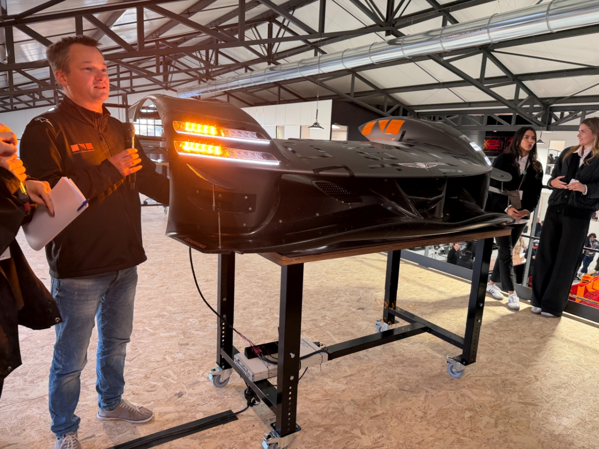 GMR팀 관계자가 GMR워크샵에서 GMR-001 전면부를 설명하고 있는 모습/사진= 임찬영 기자