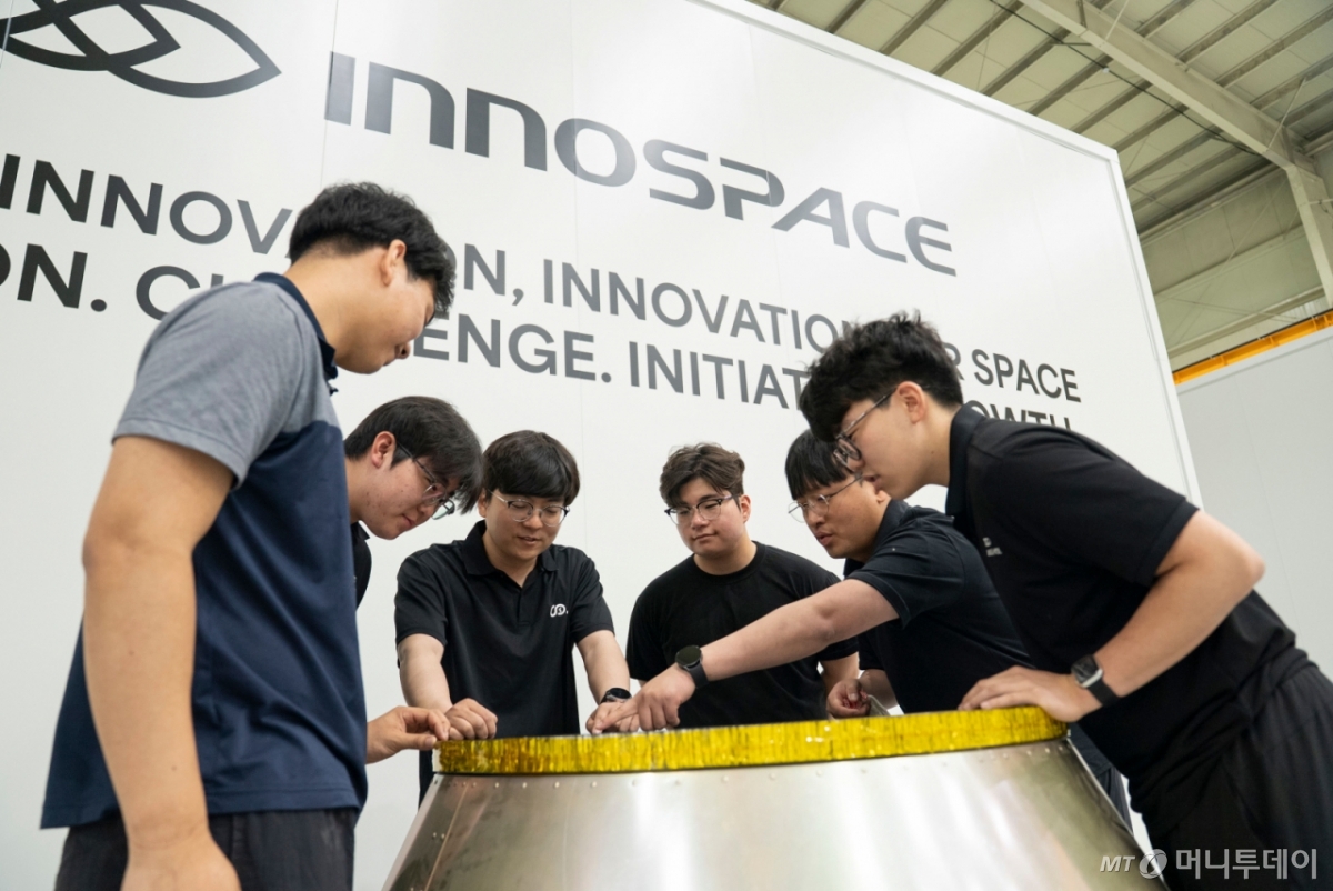 이노스페이스가 첫 상업 발사체 '한빛-나노(HANBIT-Nano)'의 발사를 앞두고 PLA 상판에 임직원 238명과 투자사 34곳의 이름을 새겼다.