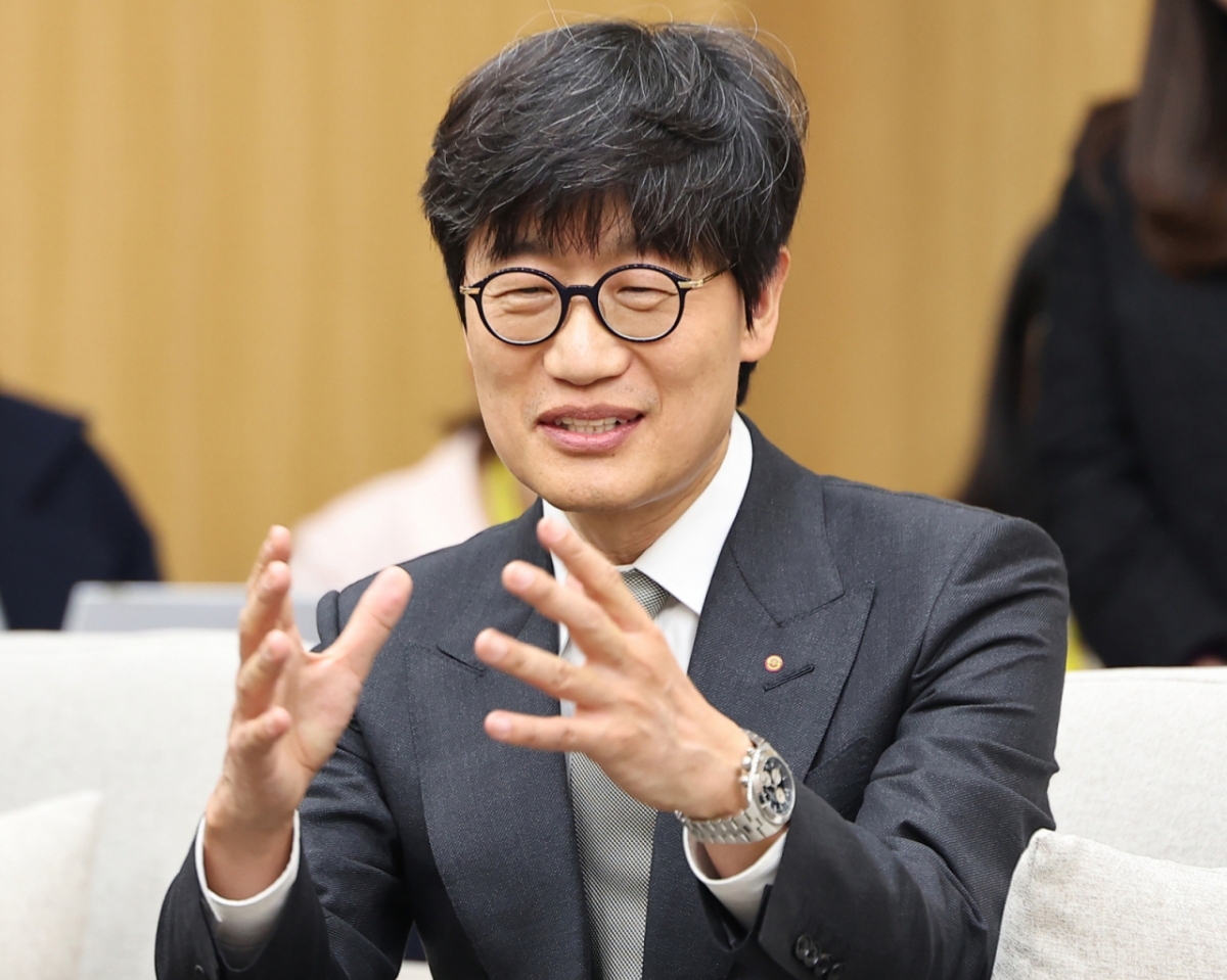 이해진 네이버 의장이지난달 31일 APEC 정상회의 장소인 경북 경주화백컨벤션센터(HICO)에서 이재명 대통령과 젠슨 황 엔비디아 최고경영자(CEO) 접견에서 발언하고 있다. (대통령실통신사진기자단) /사진=뉴시스