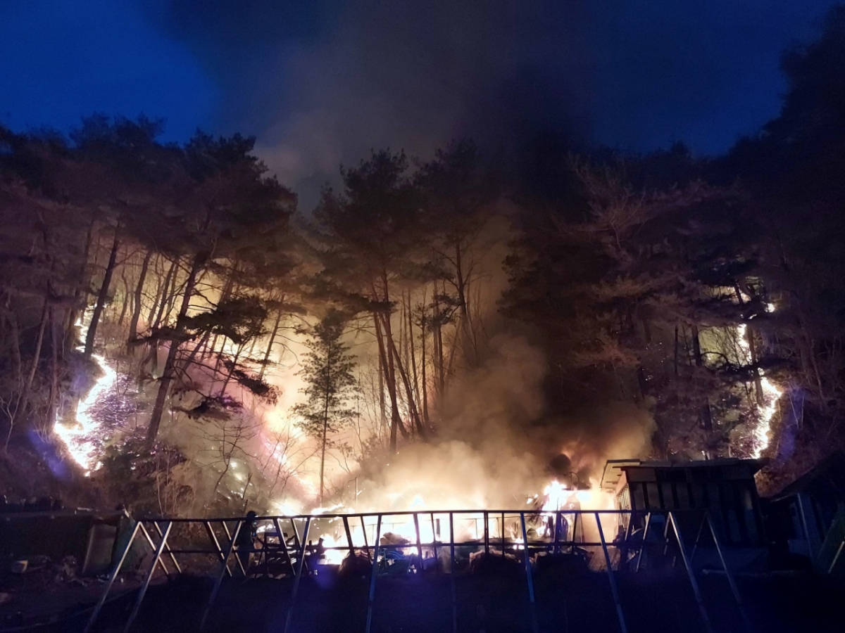 20일 오후 강원 인제군 기린면 야산에서 산불이 발생해 산림·소방당국이 진화 작업을 하고 있다. /사진=뉴스1(산림청 제공)